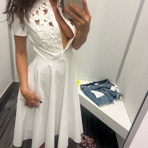 Valentino embroidered Floral cut out midi dress. Size 36 European. Fits like a 0 - Picture 5 of 5